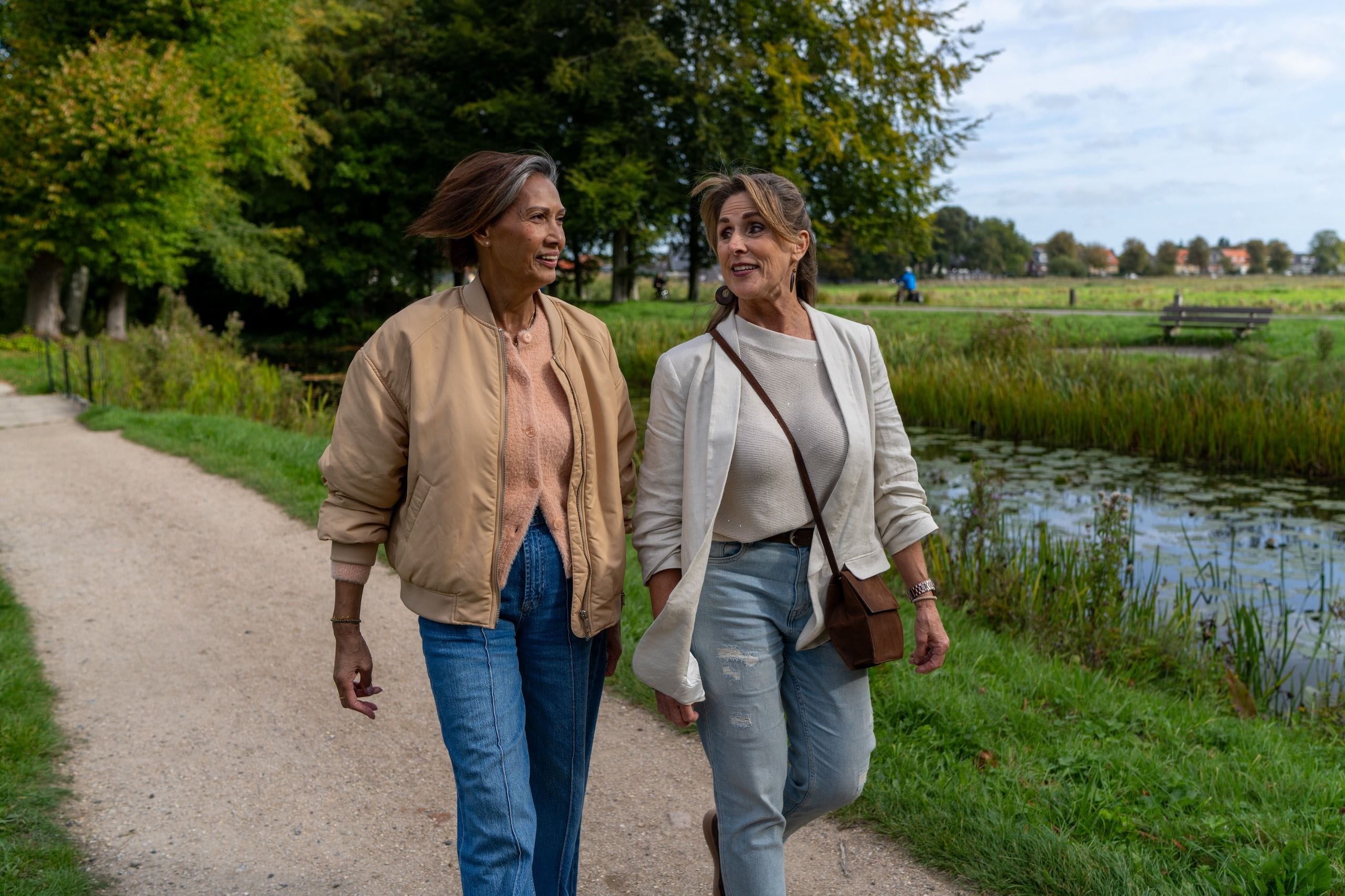 Women walking outdoors 02